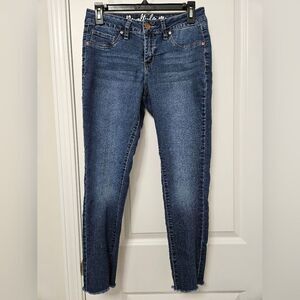 Royalty To Me Jeans Women’s Sz 6 (28x25) Blue Mid-Rise Ankle Stretch Raw Hem GUC